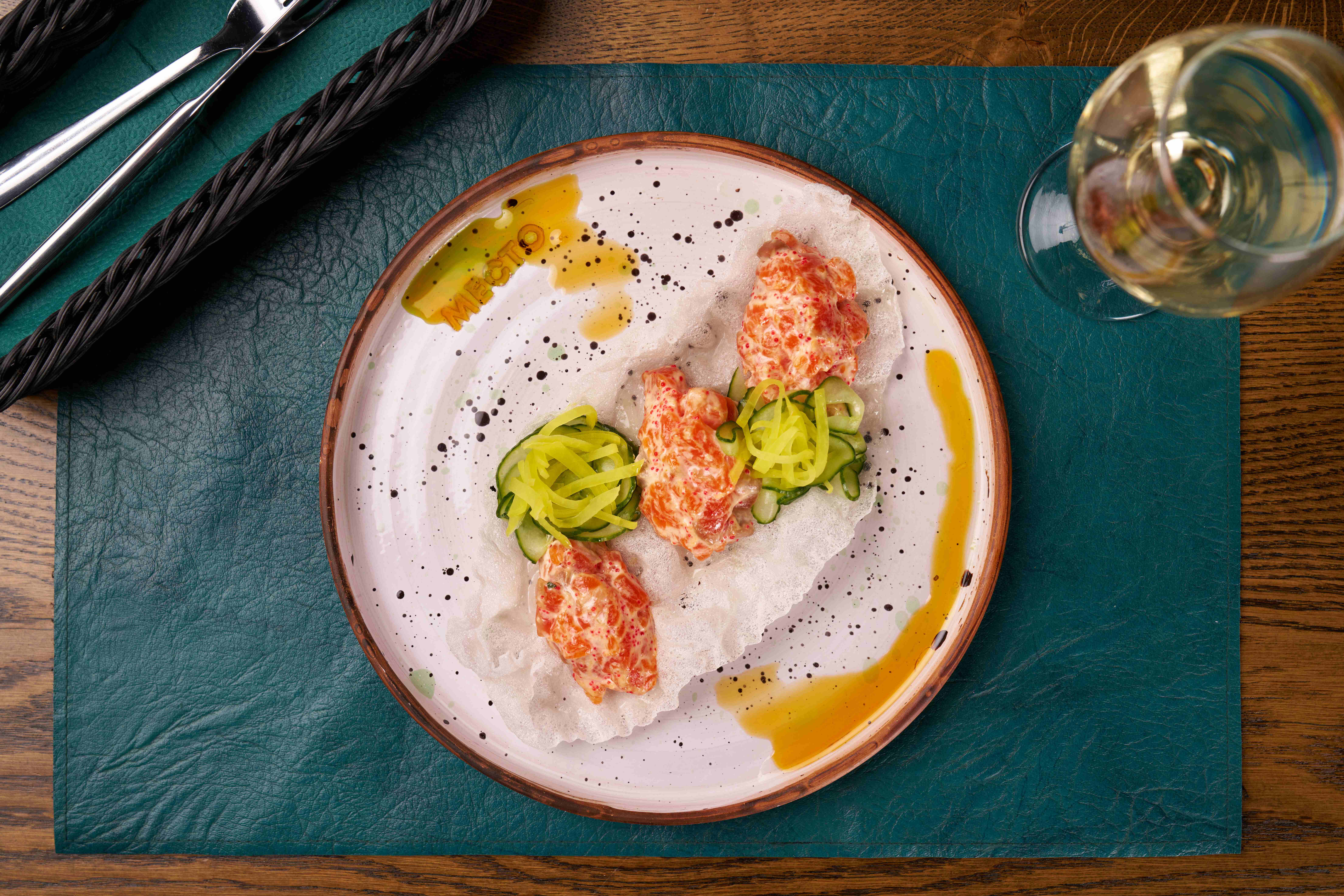 ТАРТАР ИЗ ФОРЕЛИ С МАРИНОВАННЫМ ДАЙКОНОМ И КОМПРЕССИОННЫМ ОГУРЦОМ