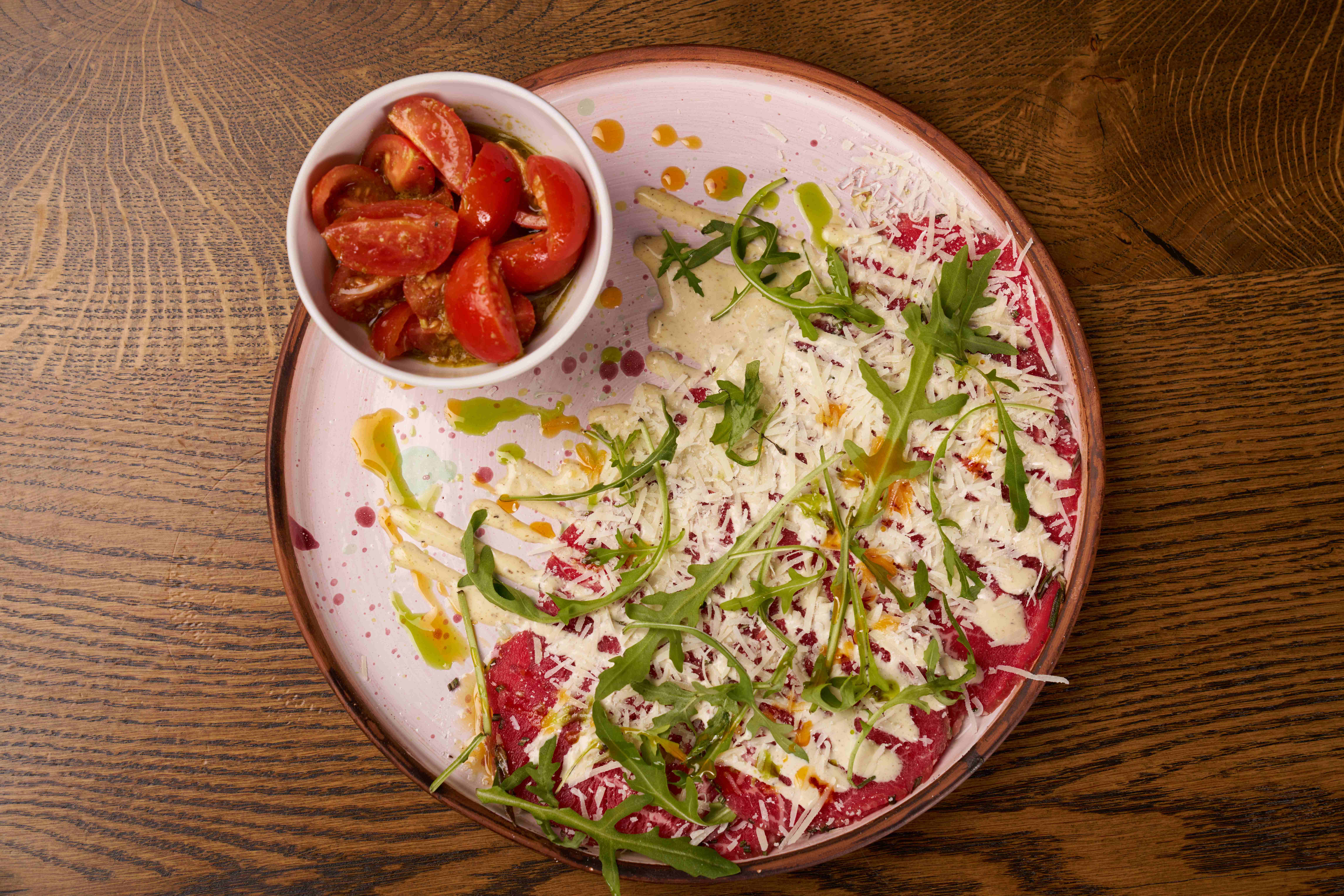 КАРПАЧЧО ИЗ ГОВЯДИНЫ С ТРЮФЕЛЬНЫМ МАЙО И ТОМАТАМИ