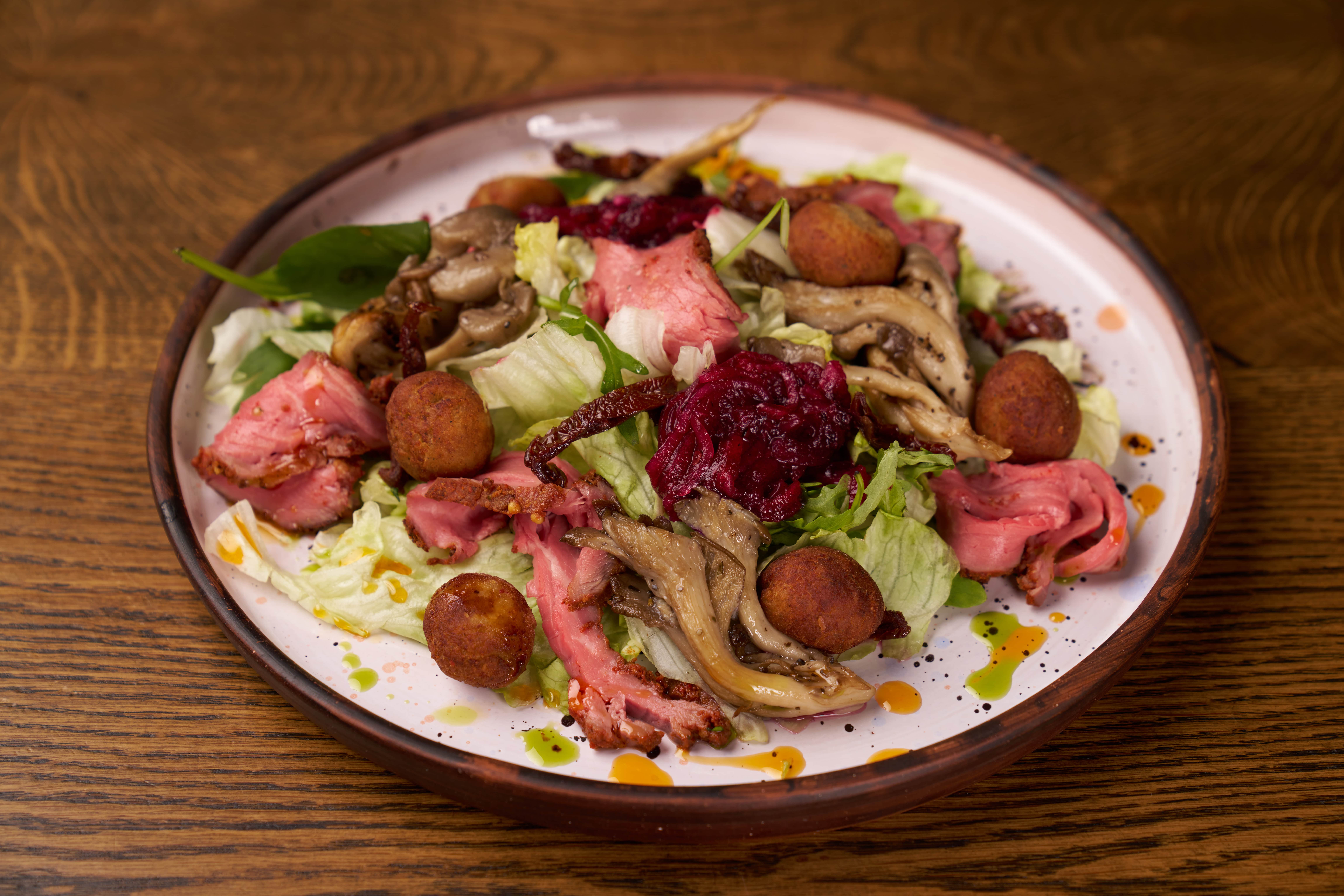 САЛАТ С РОСТБИФОМ, ЖАРЕНЫМИ НЬОККАМИ И ВЕШЕНКАМИ