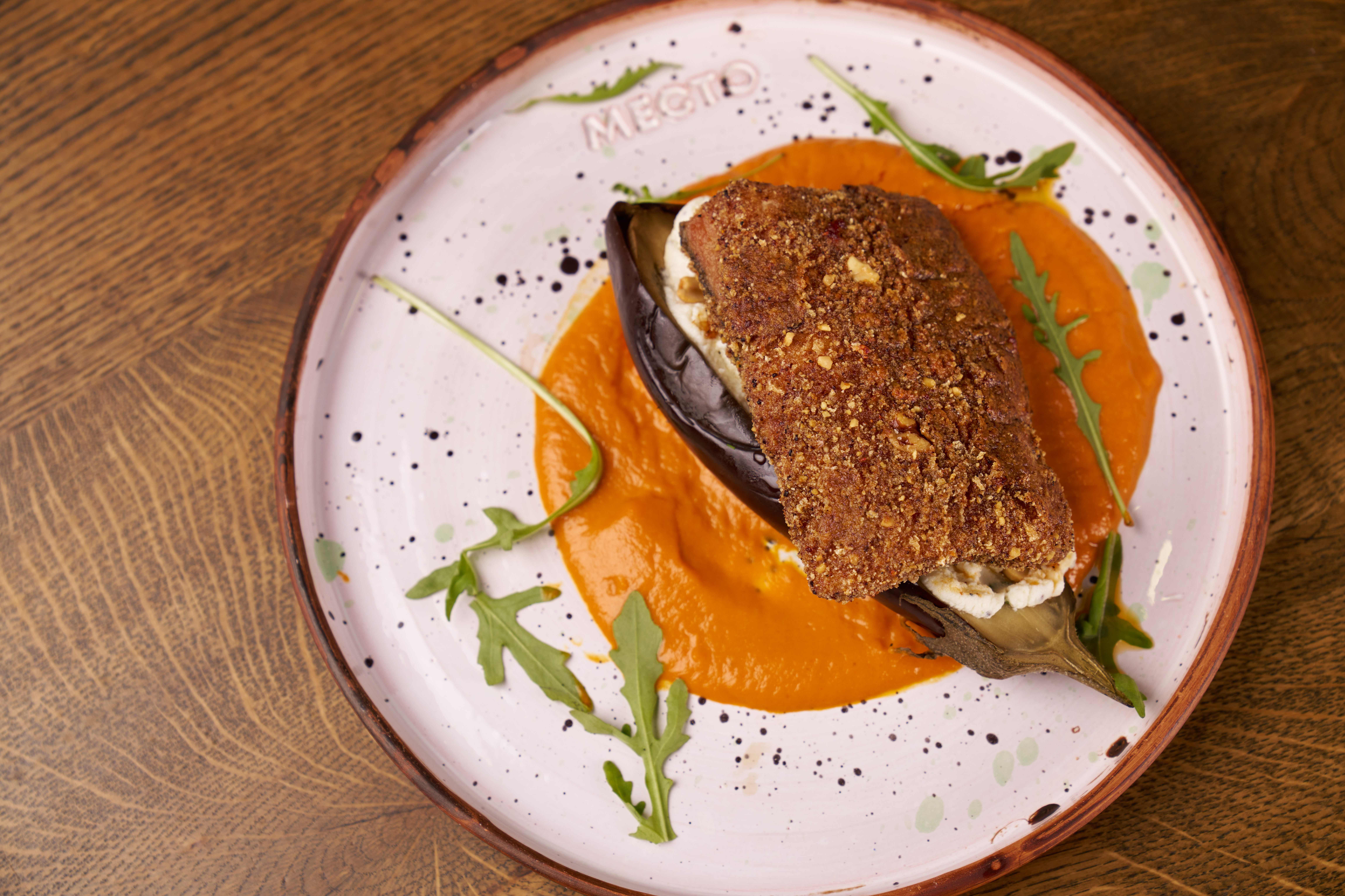 КОПЧЕНОЕ ФИЛЕ СОМА НА ПЕЧЕНОМ БАКЛАЖАНЕ С ПРЯНОЙ РИКОТТОЙ И СОУСОМ ИЗ ПЕРЦА