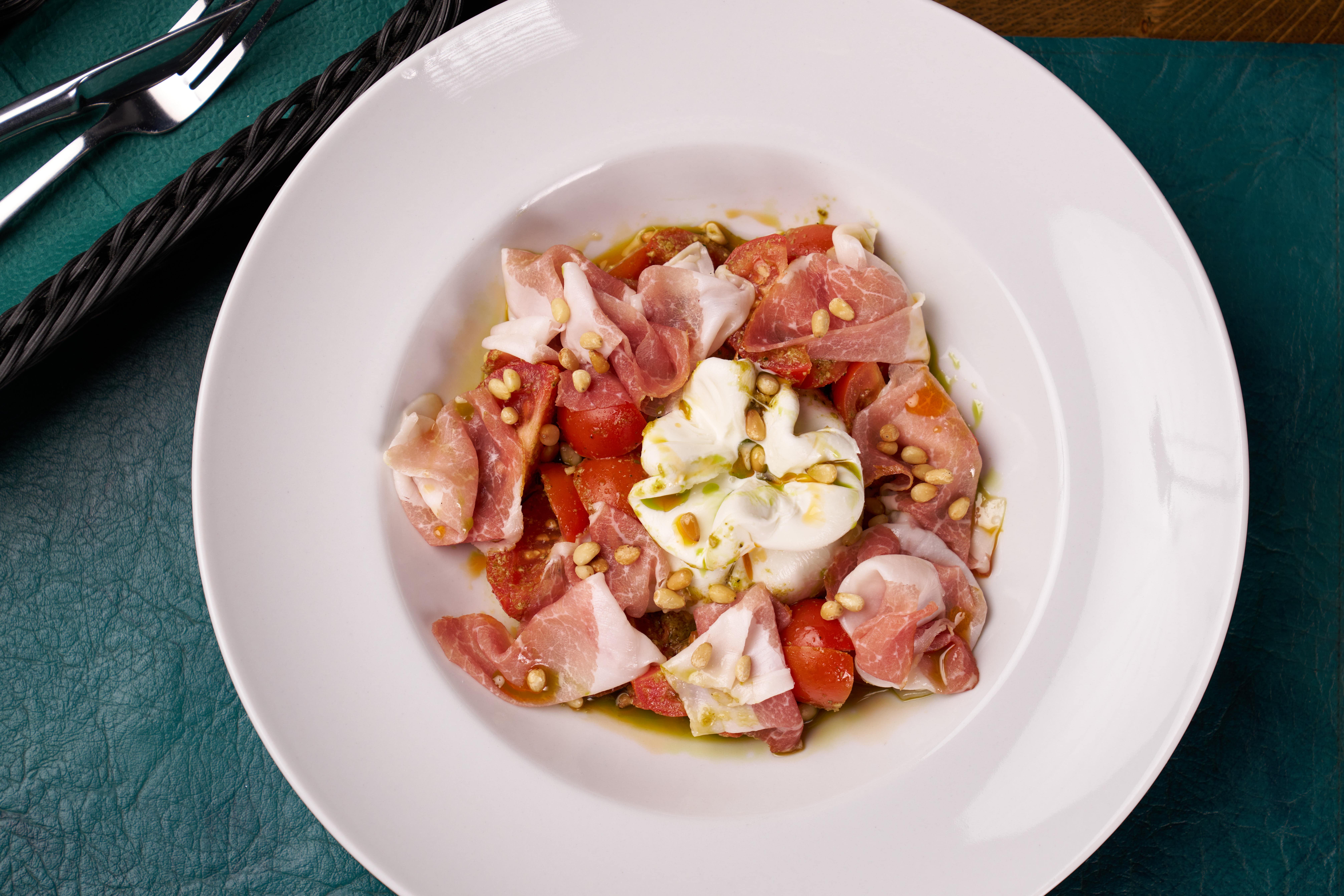 САЛАТ С БУРРАТОЙ, ПАРМОЙ И АССОРТИ ТОМАТОВ 